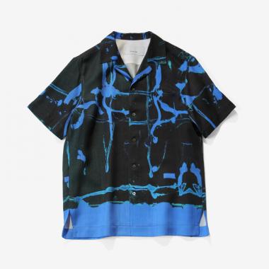  / DROPPED SHOULDER SHORT SLEEVE TOP WHITE CAMP COLLAR IN PRINTED LYOCELL / BLUE