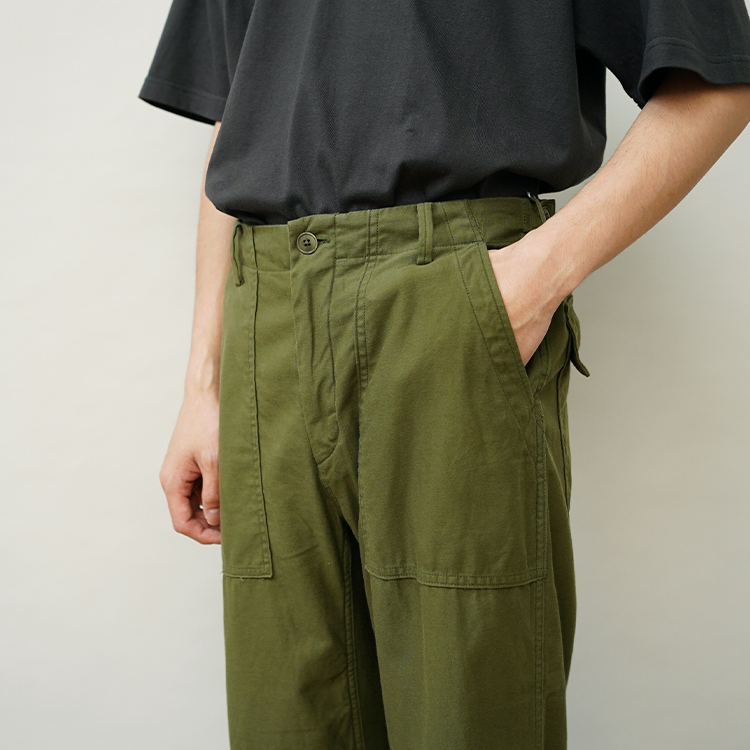 BAKER PANTS / OLIVESATIN   YAECA MENヤエカ   BOTTOMSパンツ