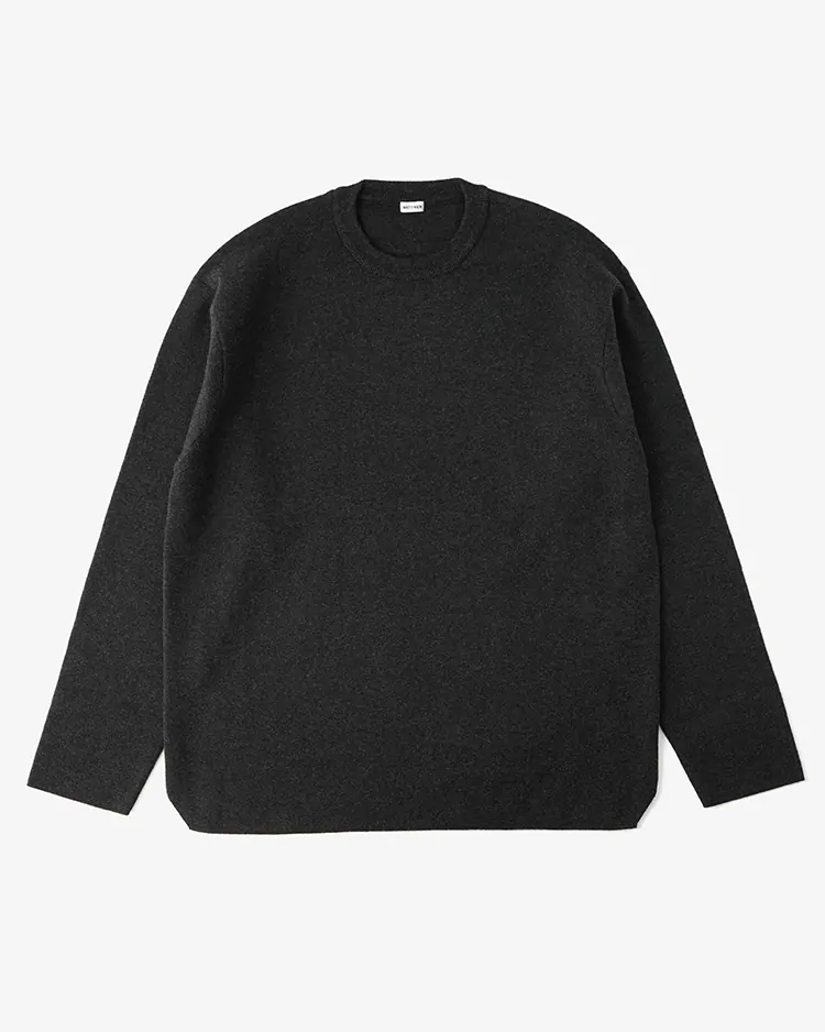 BATONER (MEN) / Goat / 32G SMOOTH CASHMERE CREW NECK / CHARCOAL