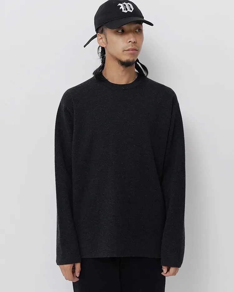 BATONER (MEN) / Goat / 32G SMOOTH CASHMERE CREW NECK / CHARCOAL