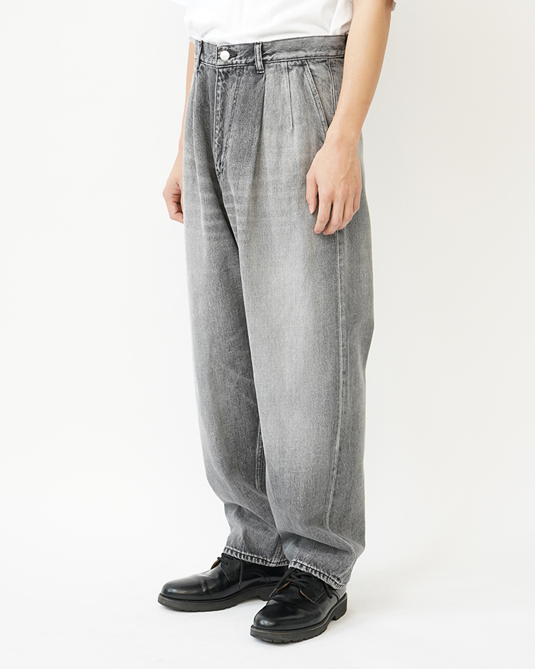 Selvage Denim Two Tuck Tapered Pants / BLACK LIGHT FADE