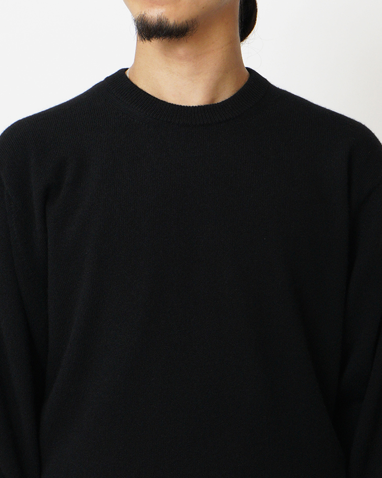 INNOCENT CASHMERE CREW NECK / SOLID BLACK | BATONER (MEN)(バトナー