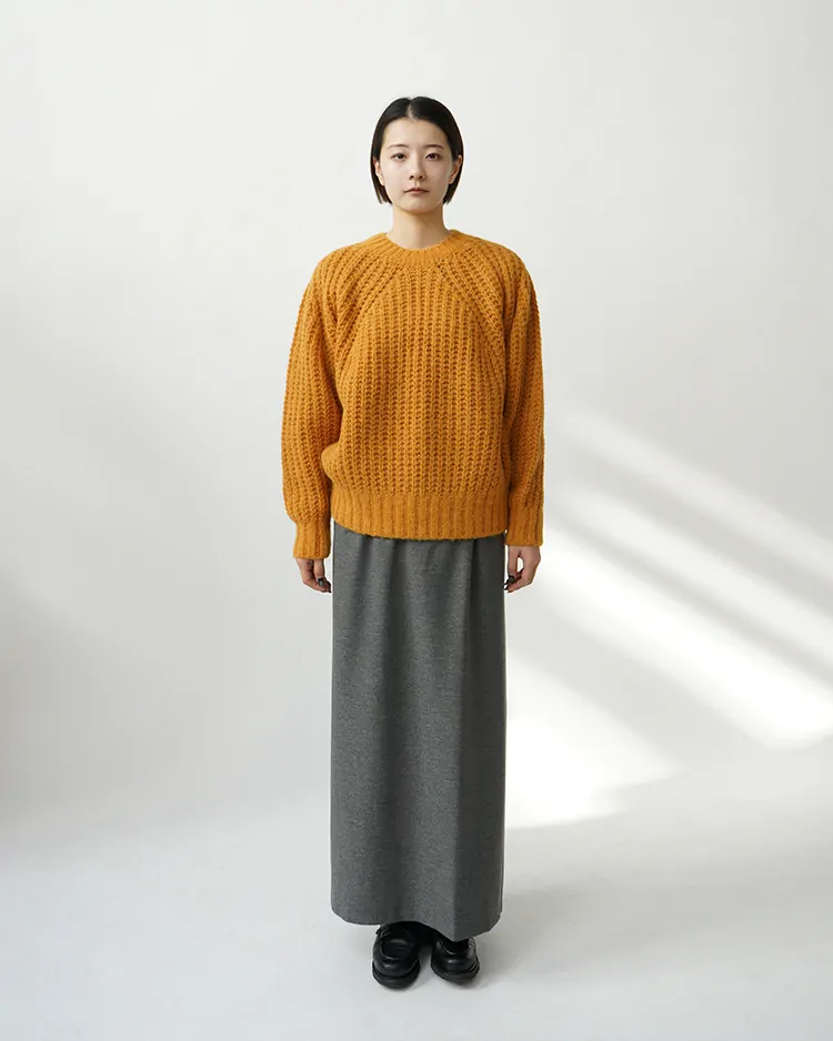 BATONER (WOMEN) / CHUNKY FLUFFY SIGNATURE CREW NECK / CAMEL YELLOW