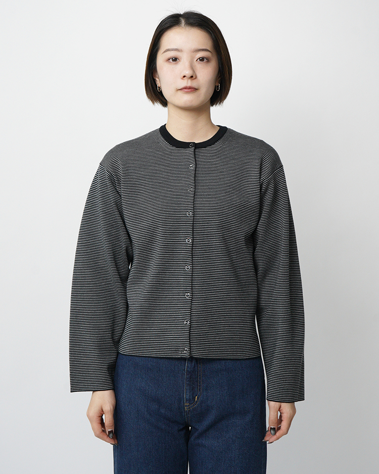 BATONER (WOMEN) / 32G SMOOTH WOOL CREW SNAP CARDIGAN / BLACK × GRAY