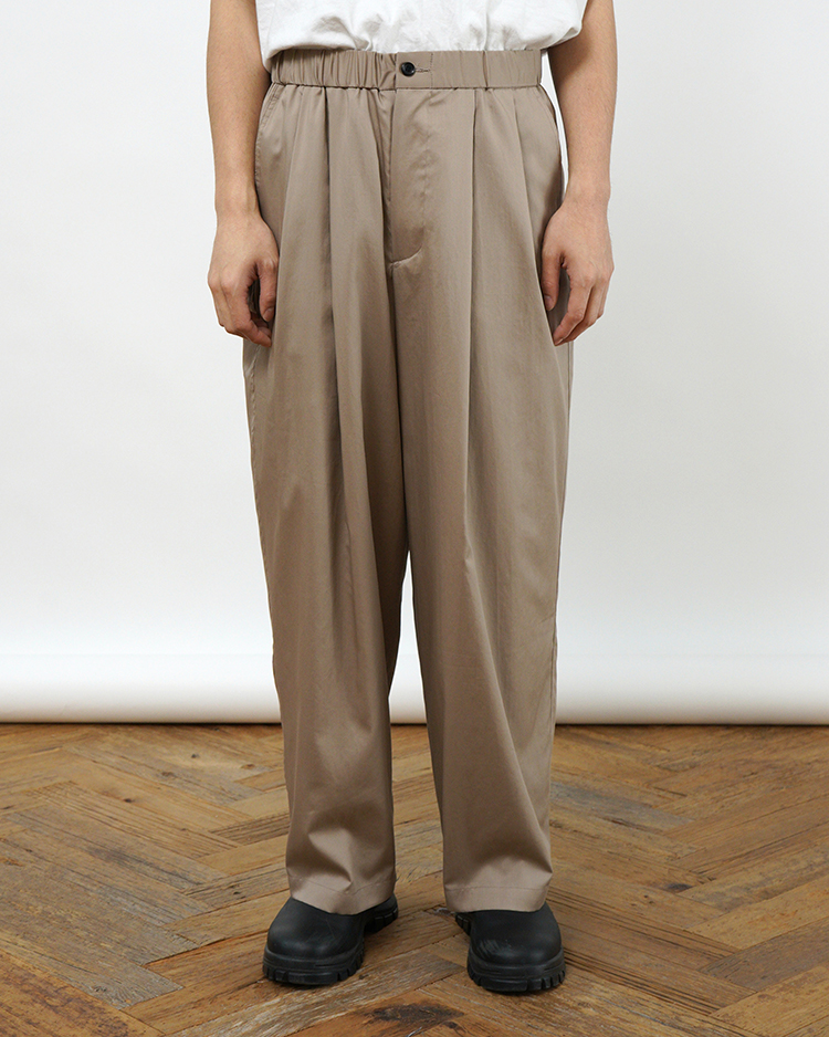 Graphpaper (MEN) / Silicon poplin Two Tuck Easy Pants / TAUPE