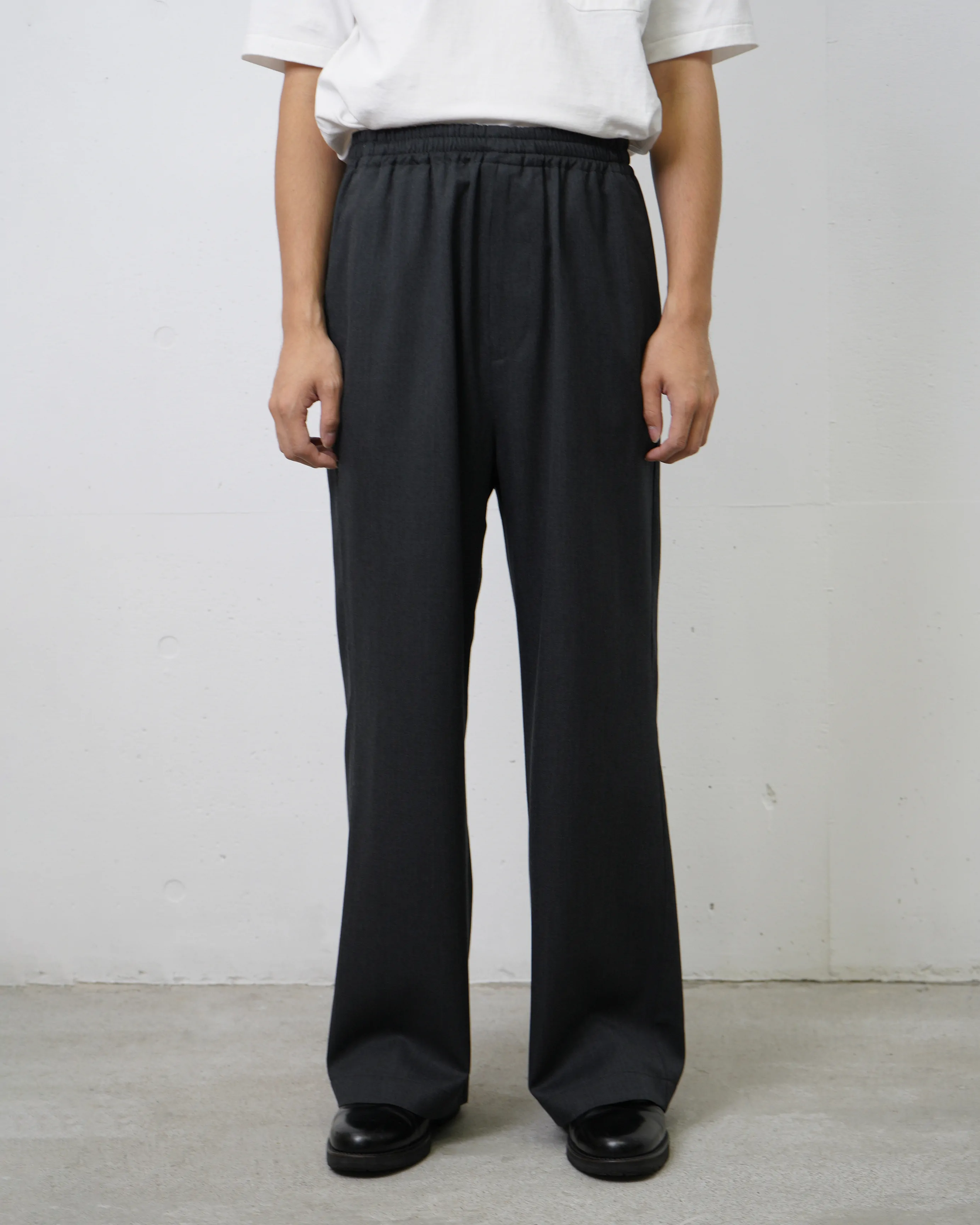 Dice&Dice / WOOL TWILL STRAIGHT DRAWSTRING TROUSERS / CHARCOAL		