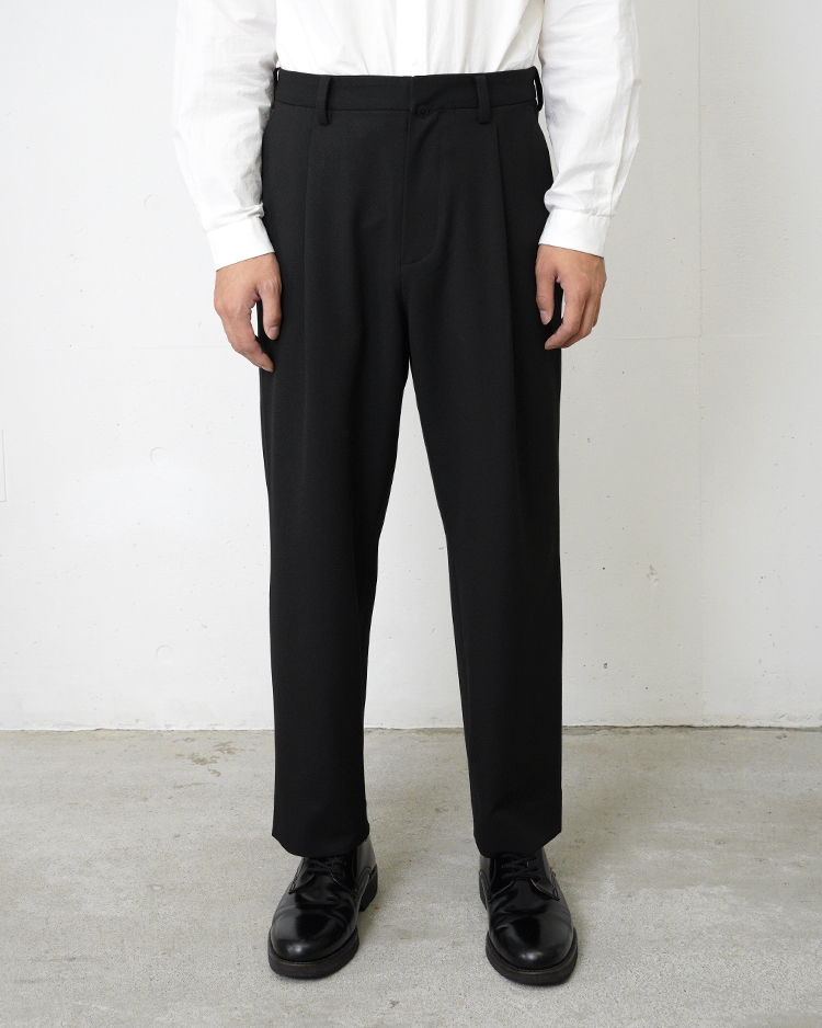 YAECA (MEN) / 2-Way Tuck Tapered Trousers / BLACK