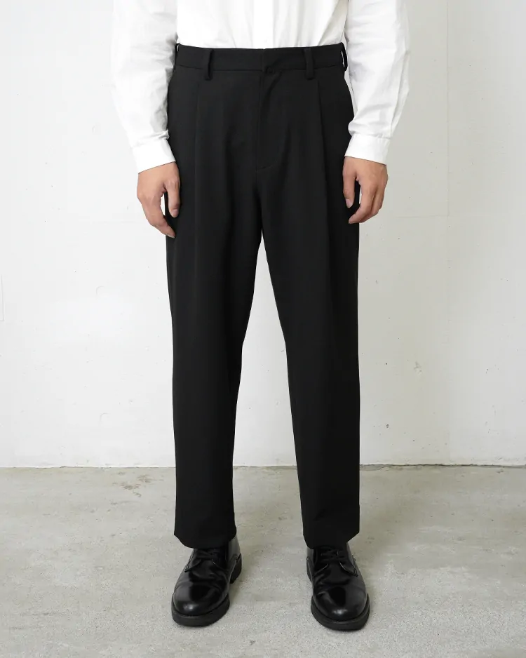 YAECA (MEN) / 2-Way Tuck Tapered Trousers / BLACK