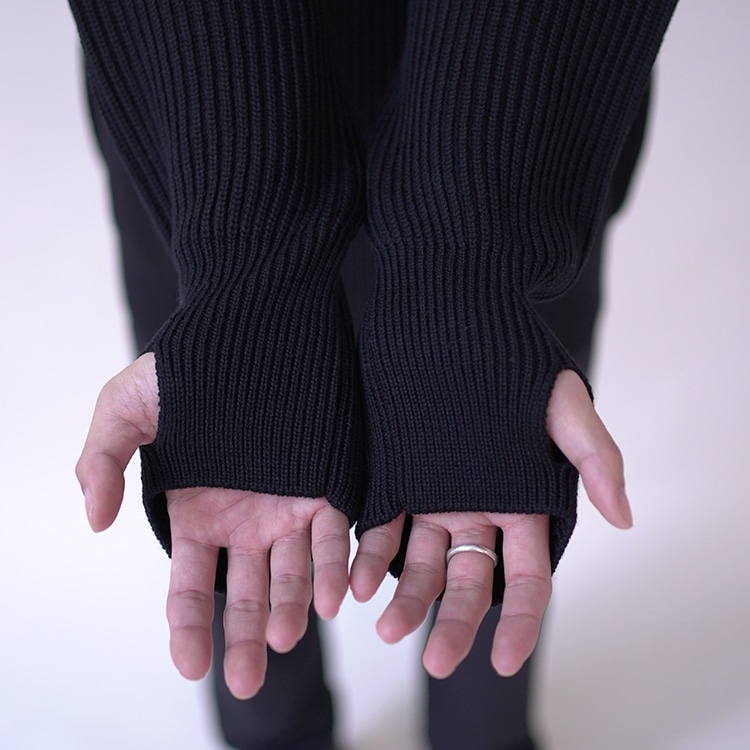 BATONER / SIGNATURE FINGER HOLE MOCK NECK