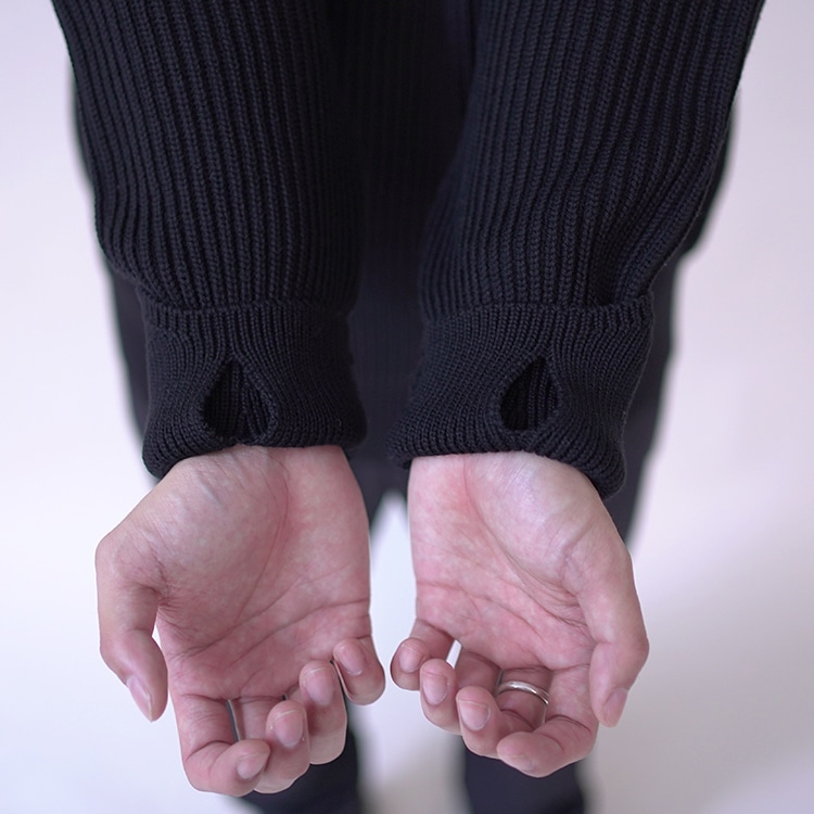 BATONER / SIGNATURE FINGER HOLE MOCK NECK